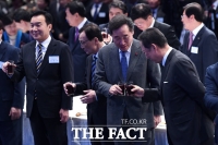 [TF포토] 축배드는 이낙연 총리와 박용만 회장