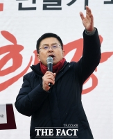 [TF포토] 총선 지지 호소하는 황교안 대표