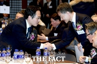 [TF포토] 의료계 신년 하례회, '악수하는 최대집-박능후'