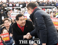 [TF포토] 인사 나누는 황교안 대표와 심재철 원내대표