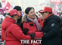 [TF포토] 지지자들과 인사 나누는 김진태 의원