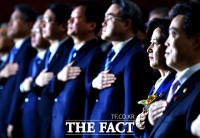 [TF포토] 국민의례하는 추미애 신임 법무부 장관