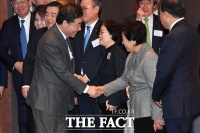 [TF포토] 새해 인사 나누는 이낙연-현정은