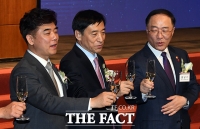 [TF포토] 건배하는 홍남기-이주열