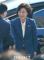 [TF포토] 미소 짓는 추미애 신임 법무부 장관