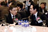 [TF포토] 의료계 신년하례회, 대화하는 황교안-최대집