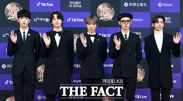 그룹 투모로우바이투게더 멤버들이 4일 오후 서울 구로구 고척 스카이돔에서 열린 제34회 골든디스크어워즈 with 틱톡레드카펫 행사에서 포토 타임을 갖고 있다./임영무 기자