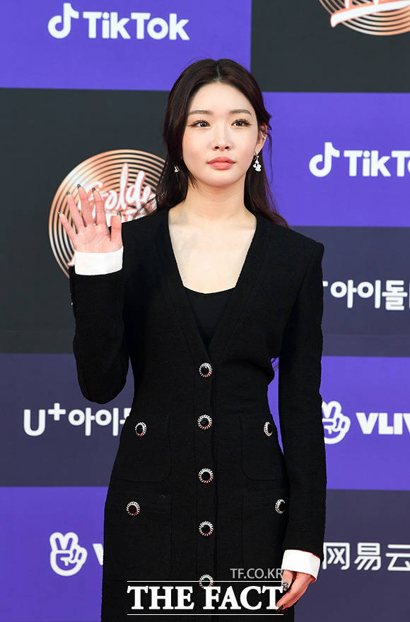 가수 청하가 4일 오후 서울 구로구 고척 스카이돔에서 열린 제34회 골든디스크어워즈 with 틱톡 레드카펫 행사에서 포토 타임을 갖고 있다./임영무 기자