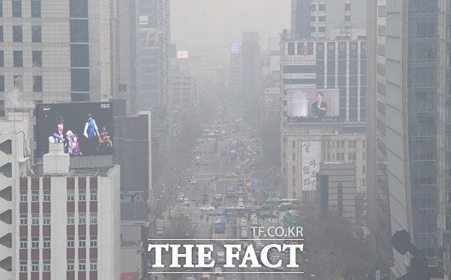 기상청에 따르면 일요일인 5일은 전국이 낮부터 구름이 많아지겠고, 미세먼지는 나쁨 수준을 보이겠다. 서울 종로 일대가 미세먼지와 스모그로 인해 뿌연 모습. /임세준 기자