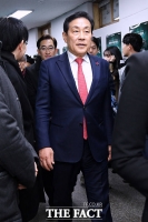 [TF포토] 창단식 참석 위해 이동하는 김정태 하나금융그룹 회장