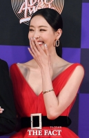 [TF포토] 이다희, '강렬한 레드 속에 숨겨진 가녀린 어깨'