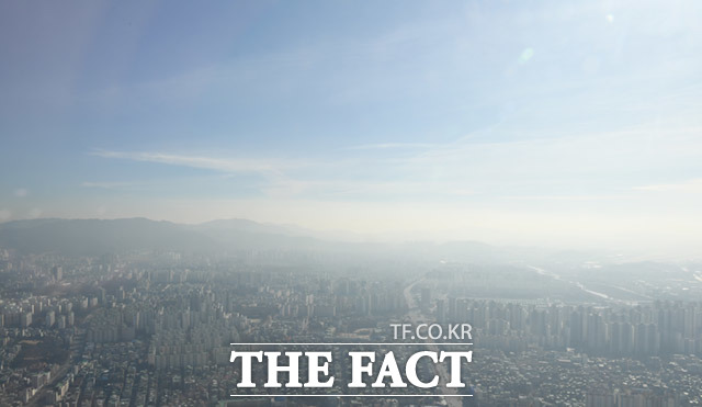 전국적으로 초미세먼지 수치가 나쁨 상태를 보이는 5일 오후 서울 송파구 롯데월드타워에서 바라본 서울 도심 일대가 뿌연 모습을 보이고 있다. /임세준 기자