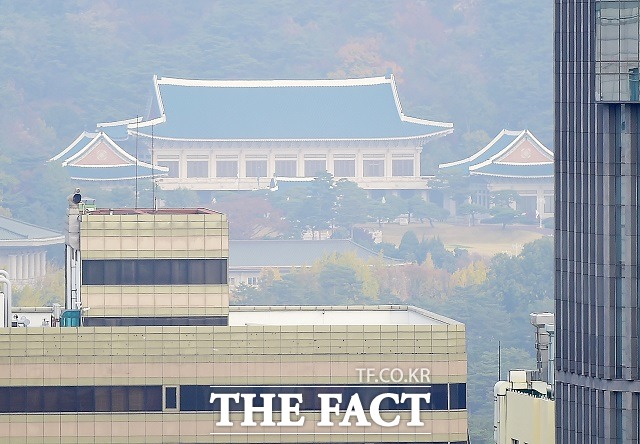 청와대는 5일 청와대 방송중계 시 방송사에서 사용 중인 디젤발전차로 인해 발생하는 미세먼지와 소음 등을 줄이기 위해 올해부터 방송중계용 전력공급시설을 지원할 계획이라고 밝혔다. /더팩트 DB