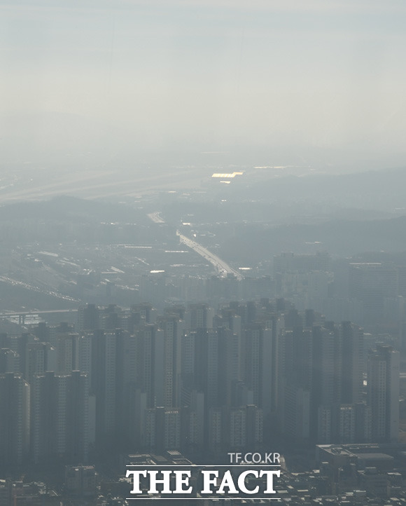 전국적으로 초미세먼지 수치가 나쁨 상태를 보이는 5일 오후 서울 송파구 롯데월드타워에서 바라본 서울 도심 일대가 뿌연 모습을 보이고 있다. /임세준 기자