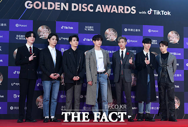 그룹 갓세븐의 멤버들이 5일 오후 서울 구로구 고척 스카이돔에서 열린 제34회 골든디스크어워즈 with 틱톡 음반 부문 시상식 레드카펫에서 포토 타임을 갖고 있다./임영무 기자