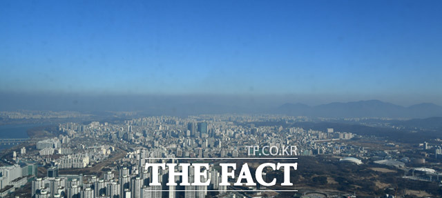 전국적으로 초미세먼지 수치가 나쁨 상태를 보이는 5일 오후 서울 송파구 롯데월드타워에서 바라본 도심에 뿌연 미세먼지 띠가 보이고 있다. /임세준 기자