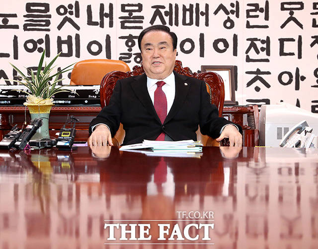 문희상 국회의장이 6일 오후 서울 여의도 국회에서 이인영 더불어민주당 원내대표, 이동섭 바른미래당 원내대표 권한대행과 회동하고 있다. / 국회=배정한 기자