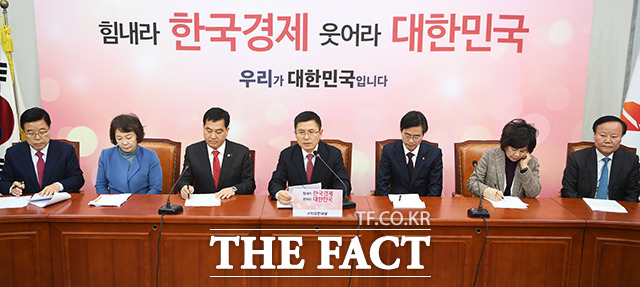 자유한국당 최고위원회의가 6일 오전 서울 여의도 국회에서 진행된 가운데 황교안 대표(가운데)가 발언을 하고 있다. / 국회=배정한 기자