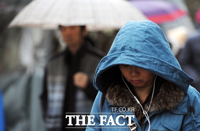 기온은 아침에도 영상권을 나타내며 포근 하겠지만, 상대적으로 기온이 낮은 경기 북부 내륙·강원 산지에는 눈이 내리겠다. /더팩트 DB