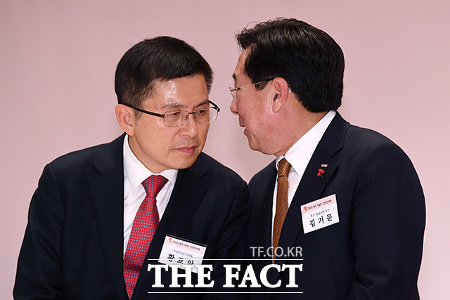 황교안 자유한국당 대표(왼쪽)와 김기문 중소기업중앙회장이 6일 오후 서울 여의도 중소기업중앙회에서 열린 2020 중소기업인 신년인사회에 참석해 대화를 나누고 있다.