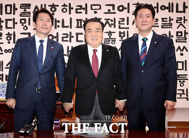 문희상 국회의장(가운데)과 이인영 더불어민주당 원내대표(왼쪽), 이동섭 바른미래당 원내대표 권한대행이 6일 오후 서울 여의도 국회에서 회동하고 있다. /국회=배정한 기자