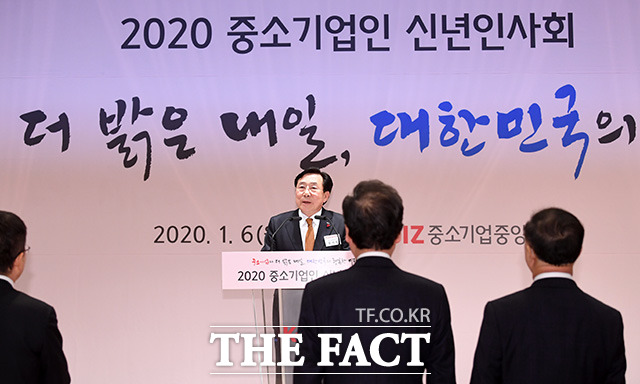 김기문 중소기업중앙회장이 6일 오후 서울 여의도 중소기업중앙회에서 열린 2020 중소기업인 신년인사회에 참석해 개회사를 하고 있다. /남용희 기자