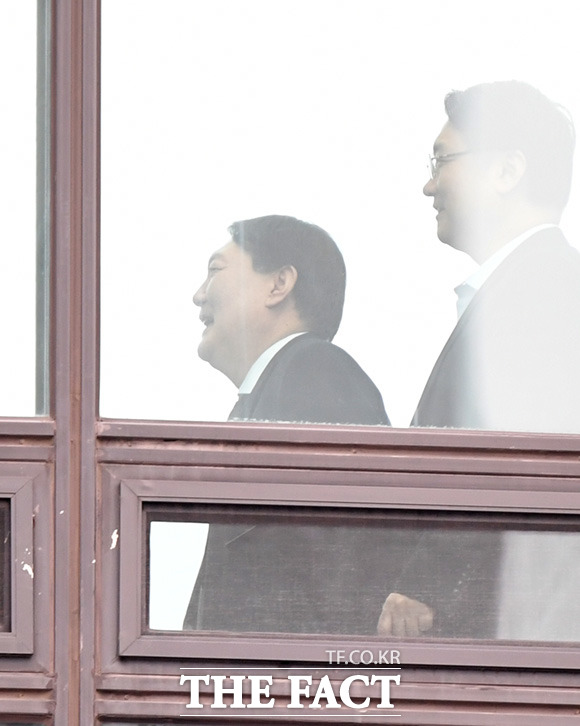 윤석열 검찰총장(왼쪽)이 6일 오후 서울 서초구 대검찰청 본관에서 점심식사를 하기 위해 구내식당으로 향하고 있다. /임세준 기자