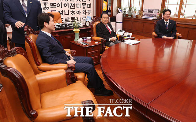 이인영 더불어민주당 원내대표와 문희상 국회의장, 이동섭 바른미래당 원내대표 권한대행(왼쪽부터)이 6일 오후 서울 여의도 국회 의장실에서 교섭단체 원내대표 회동을 하고 있다. 심재철 자유한국당 원내대표는 불참해 자리가 비어 있다. / 국회=배정한 기자