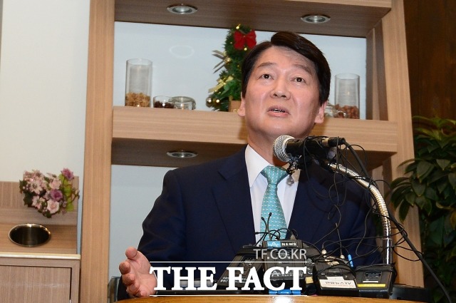 정계 복귀를 앞둔 안철수 전 국민의당 대표는 6일 문재인 정부는 수단과 방법을 가리지 않고 선거에 이기려 하는 이미지 조작에만 능하다. 민생 문제 해결보다는 국민 세금으로 자기편 먹여 살리기에만 관심이 있다라고 비판했다. /더팩트 DB