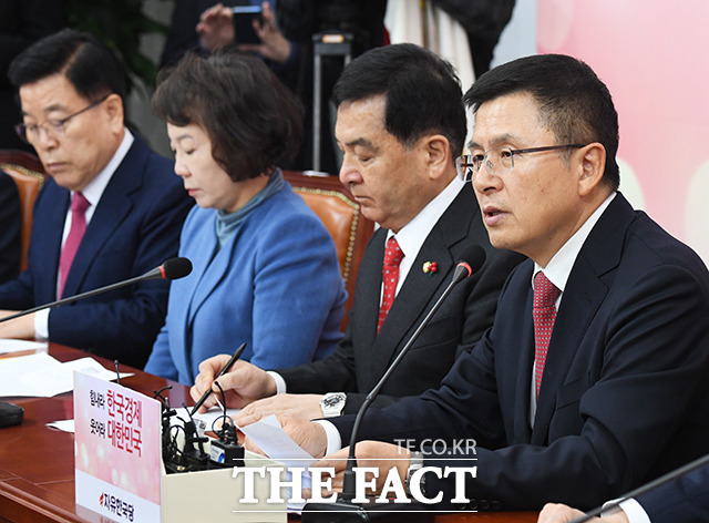 자유한국당 최고위원회의가 6일 오전 서울 여의도 국회에서 진행된 가운데 황교안 대표(오른쪽)가 발언을 하고 있다. / 국회=배정한 기자