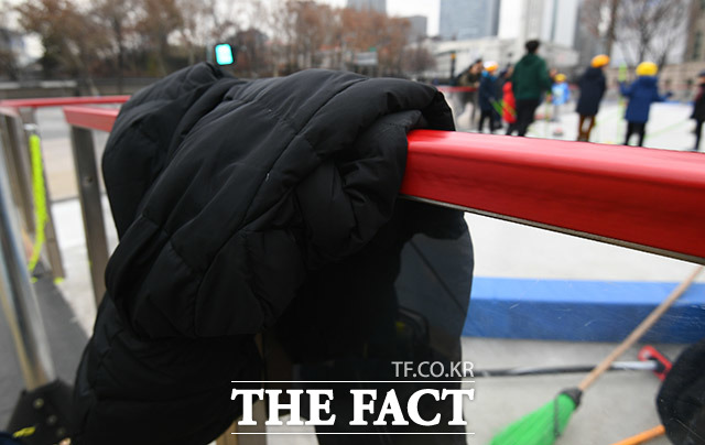 24절기상 가장 춥다는 소한(小寒)인 6일 오전 서울 중구 서울광장 스케이트장에 이용객들이 벗은 겉옷이 놓여져 있다. /이동률 기자