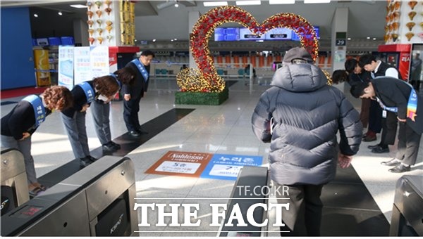 경륜경정총괄본부 임직원이 4일 광명 스피돔을 방문하는 고객을 대상으로 새해맞이 인사를 하고 있다./경륜경정총괄본부 제공