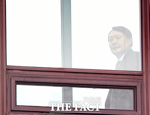 윤석열 검찰총장이 6일 오후 서울 서초구 대검찰청 본관에서 점심식사를 하기 위해 구내식당으로 향하고 있다. /임세준 기자