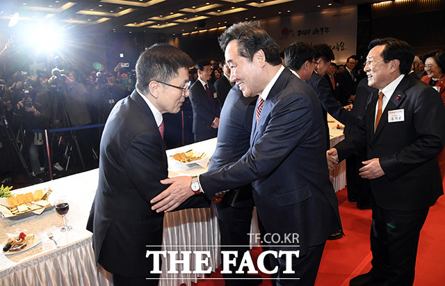 2020 중소기업인 신년인사회에 참석한 황교안 자유한국당 대표(왼쪽)와 이낙연 국무총리.