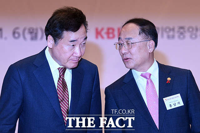 이낙연 국무총리(왼쪽)와 홍남기 경제부총리가 6일 오후 서울 여의도 중소기업중앙회에서 열린 2020 중소기업인 신년인사회에 참석해 대화를 나누고 있다. /남용희 기자
