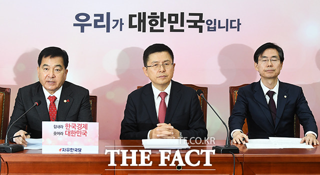 자유한국당 최고위원회의가 6일 오전 서울 여의도 국회에서 진행된 가운데 심재철 원내대표(왼쪽)가 발언을 하고 있다. / 국회=배정한 기자