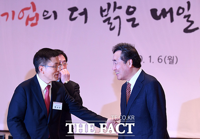 황교안 자유한국당 대표(왼쪽)와 이낙연 국무총리가 6일 오후 서울 여의도 중소기업중앙회에서 열린 2020 중소기업인 신년인사회에 참석해 인사를 나누고 있다. /남용희 기자