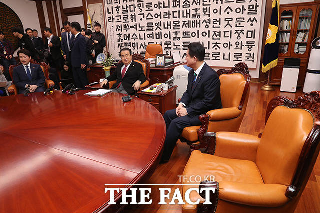 이인영 더불어민주당 원내대표와 문희상 국회의장, 이동섭 바른미래당 원내대표 권한대행(왼쪽부터)이 6일 오후 국회 의장실에서 교섭단체 원내대표 회동을 하고 있다. 심재철 자유한국당 원내대표는 불참해 자리가 비어 있다. / 국회=배정한 기자