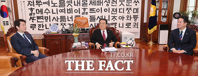 이인영 더불어민주당 원내대표와 문희상 국회의장, 이동섭 바른미래당 원내대표 권한대행(왼쪽부터)이 6일 오후 서울 여의도 국회 의장실에서 교섭단체 원내대표 회동을 하고 있다. 심재철 자유한국당 원내대표는 불참했다. / 국회=배정한 기자