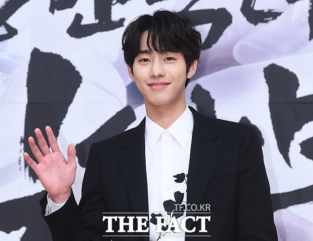 배우 안효섭이 6일 오후 서울 양천구 SBS사옥에서 열린 낭만닥터 김사부2 제작발표회에 참석해 포즈를 취하고 있다. /이동률 기자