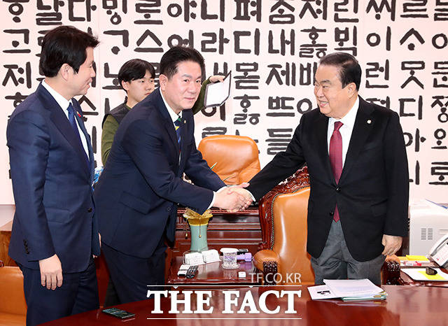 이동섭 바른미래당 원내대표 권한대행(가운데)이 6일 오후 서울 여의도 국회에서 문희상 국회의장(오른쪽)과 악수를 나누고 있다. / 국회=배정한 기자