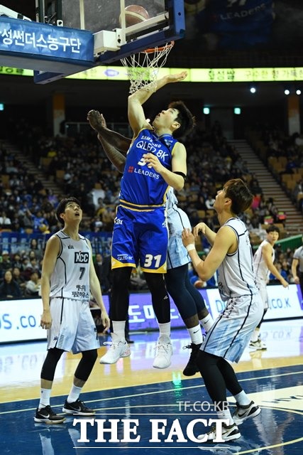 7일(화) 오후 7시에 안양실내체육관에서 열리는 2019-20시즌 남자프로농구(KBL) 안양KGC-서울삼성을 대상으로 한 농구토토매치 2회차 투표율을 중간 집계한 결과, 참가자의 55.05%가 원정팀 서울삼성의 우세를 예상했다./KBL 제공