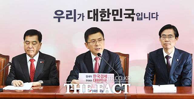 자유한국당 최고위원회의가 6일 오전 서울 여의도 국회에서 진행된 가운데 황교안 대표(가운데)가 발언을 하고 있다. / 국회=배정한 기자