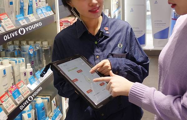 올리브영이 전 매장에 태블릿PC를 도입하고 고객들에 피부 문진 서비스를 제공한다. /올리브영 제공