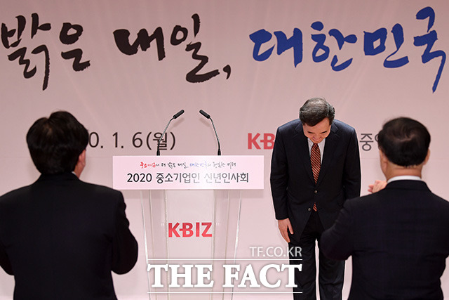 이낙연 국무총리가 6일 오후 서울 여의도 중소기업중앙회에서 열린 2020 중소기업인 신년인사회에 참석해 축사를 하기 전 인사를 하고 있다. /남용희 기자