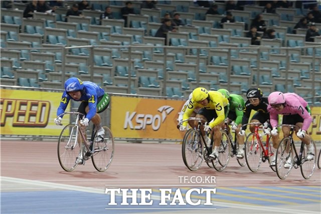 임채빈(파란색 유니폼)이 3일 데뷔전에서 1등으로 결승선을 향해 질주하고 있다./경륜경정총괄본부 제공