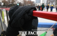 [TF포토] '포근한 소한(小寒)', 겉옷 벗은채 스케이트 타는 시민들