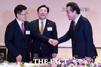 [TF포토] '중소기업인 신년인사회에서 인사 나누는 황교안-이낙연'