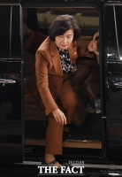 [TF포토] 출근하는 추미애 법무부 장관