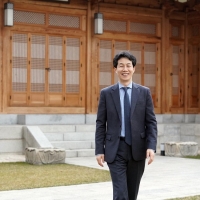  文대통령 떠나는 윤건영 '새로운 도전 시작'